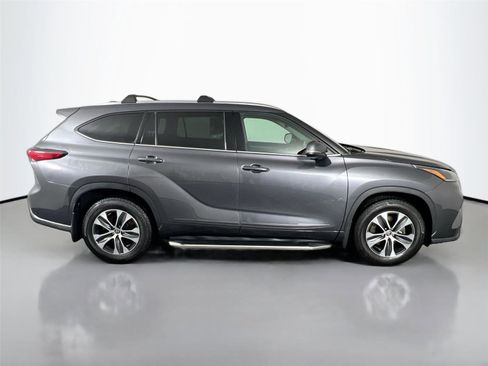 Used 2021 Toyota Highlander XLE image 7