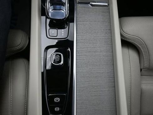 Used 2023 Volvo XC60 B5 Ultimate w/ Climate Package FWD image 11