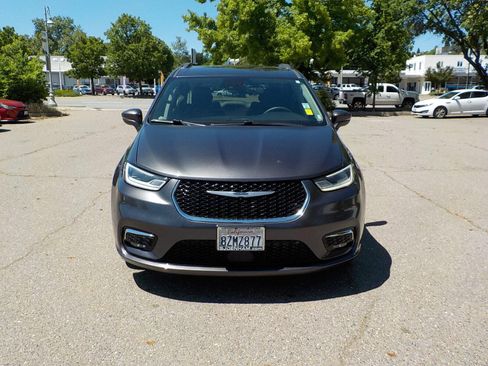 Used 2022 Chrysler Pacifica Touring-L image 2