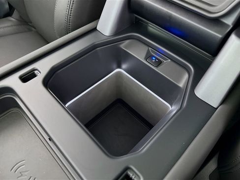 Used 2024 Land Rover Defender 110 SE image 19