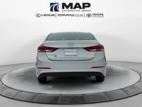 Used 2018 Hyundai Elantra SE w/ Cargo Package image 4