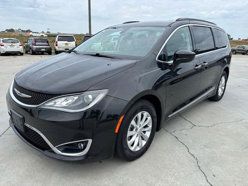 Used 2017 Chrysler Pacifica Touring-L FWD image 8