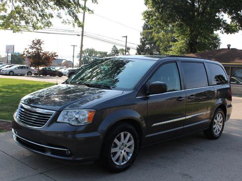 Used 2016 Chrysler Town & Country Touring FWD image 5