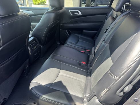 Used 2020 Nissan Pathfinder SL image 11