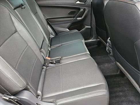 Used 2020 Volkswagen Tiguan SE image 18