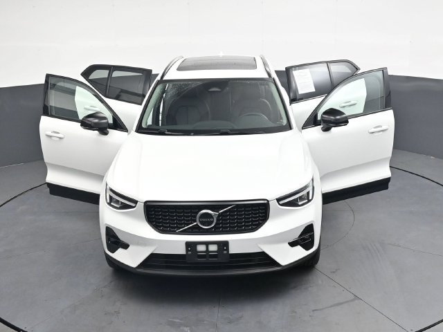 Used 2023 Volvo XC40 B4 Ultimate FWD image 37