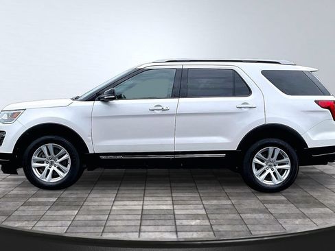Used 2019 Ford Explorer XLT w/ Equipment Group 202A AWD/4WD image 4