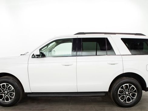 Used 2024 Ford Expedition XLT image 5
