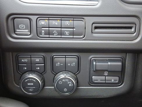 Used 2023 Chevrolet Suburban Z71 w/ Z71 Off-Road Package image 25