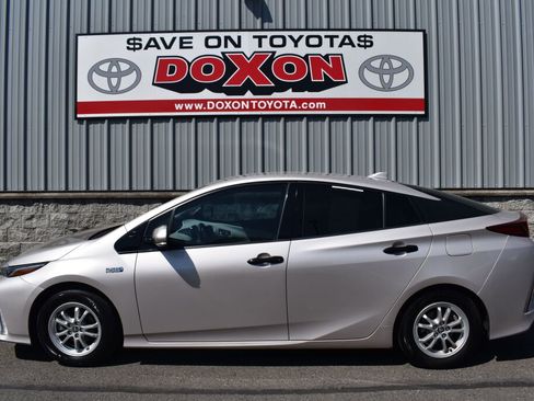 Used 2017 Toyota Prius Prime Premium w/ Carpet Mat Package FWD image 8