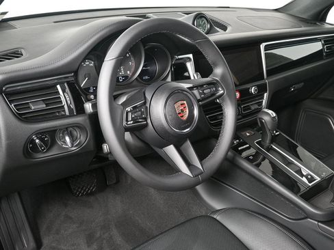Certified 2025 Porsche Macan image 4