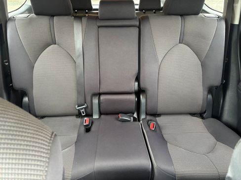 Used 2025 Toyota Highlander LE image 34