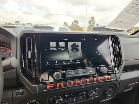 Used 2025 Nissan Frontier PRO-4X w/ Tow Package AWD/4WD image 19