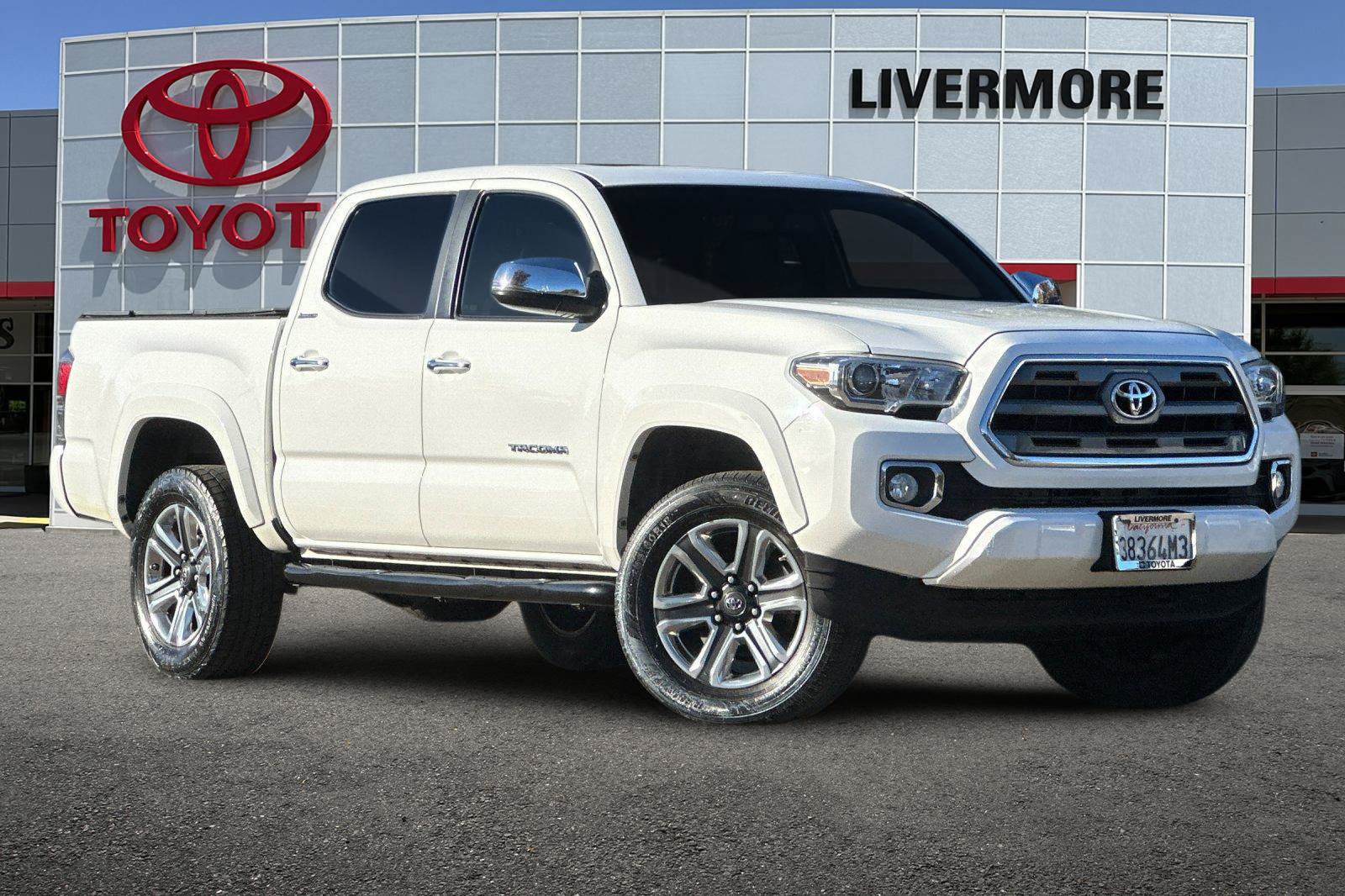 Used 2016 Toyota Tacoma Limited w/ Towing Package RWD image 2