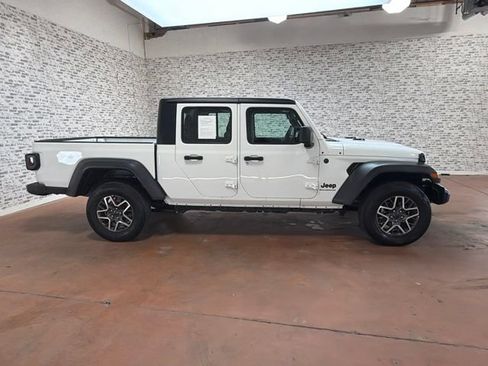 Used 2024 Jeep Gladiator Sport AWD/4WD image 8