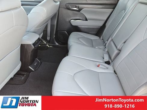 Used 2023 Toyota Highlander XLE FWD image 31