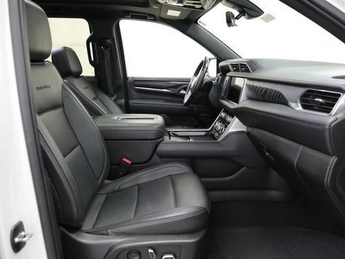 Used 2022 GMC Yukon XL Denali w/ Denali Premium Package AWD/4WD image 11