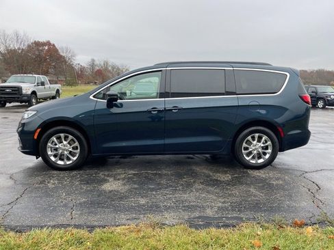 Used 2022 Chrysler Pacifica Touring-L image 11