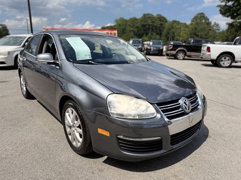 Used 2010 Volkswagen Jetta SE FWD image 3