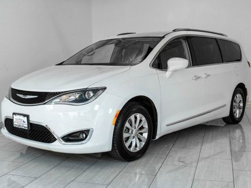 Used 2018 Chrysler Pacifica Touring-L image 4