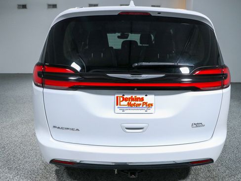 Used 2022 Chrysler Pacifica Touring-L FWD image 8