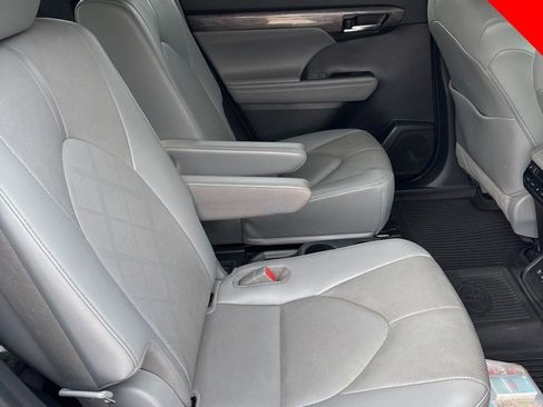 Used 2021 Toyota Highlander Platinum image 10