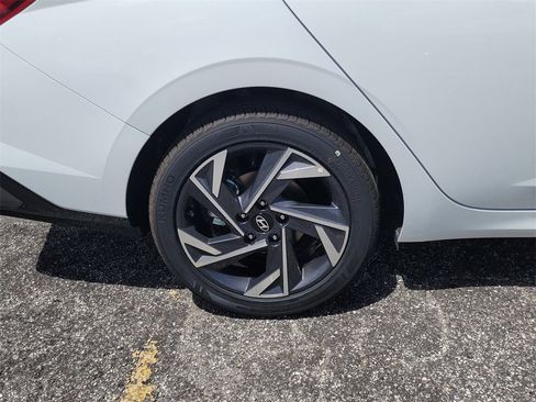 Used 2025 Hyundai Elantra Sport image 4