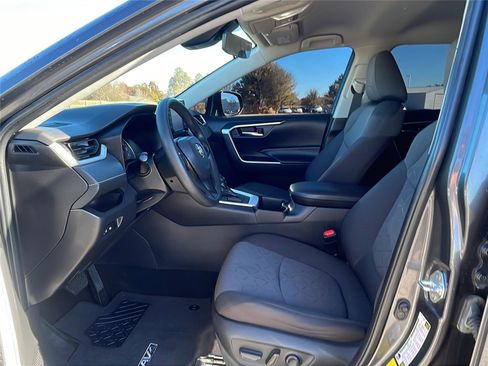 Used 2022 Toyota RAV4 XLE image 21