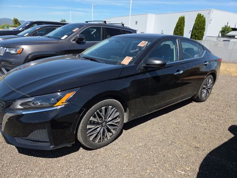 Used 2025 Nissan Altima 2.5 SV FWD image 2