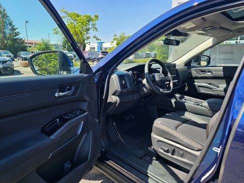 New 2026 Nissan Pathfinder SL w/ SL Premium Package AWD/4WD image 16