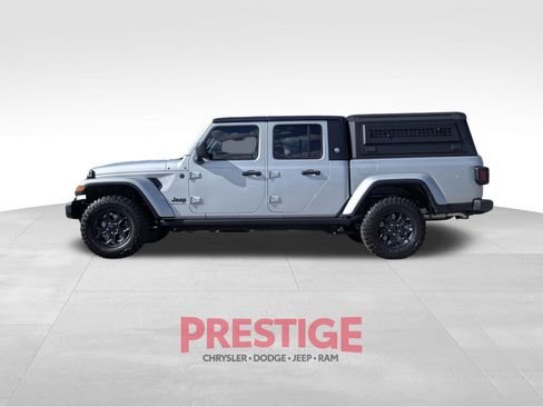Used 2023 Jeep Gladiator Sport AWD/4WD image 17