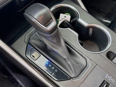 Used 2021 Toyota Highlander XLE image 17