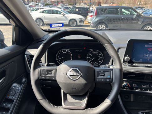 Used 2025 Nissan Rogue SV FWD image 31