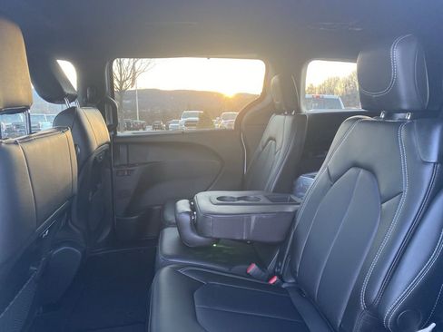 New 2026 Chrysler Pacifica Select image 18