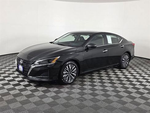 Used 2024 Nissan Altima 2.5 SV FWD image 9
