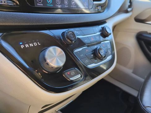 Used 2020 Chrysler Pacifica Touring-L FWD image 21