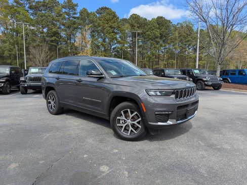 Used 2024 Jeep Grand Cherokee L Limited w/ Luxury Tech Group II image 3