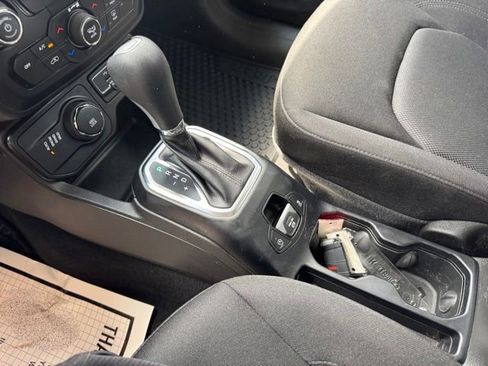 Used 2023 Jeep Renegade Latitude AWD/4WD image 21