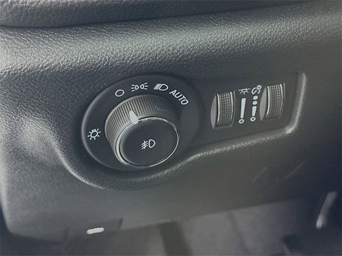 Used 2025 Chrysler Pacifica Limited image 18