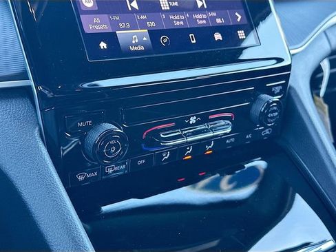 Used 2024 Jeep Grand Cherokee Laredo X image 15