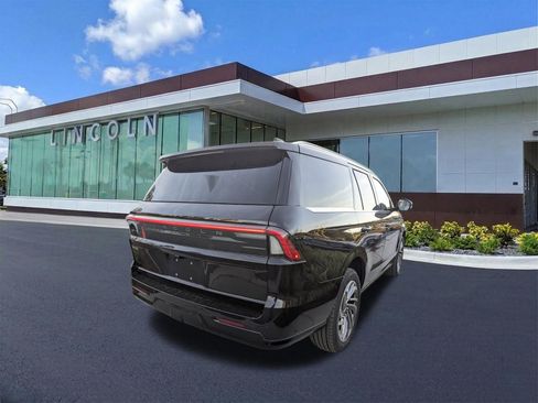 Certified 2025 Lincoln Navigator Reserve image 5