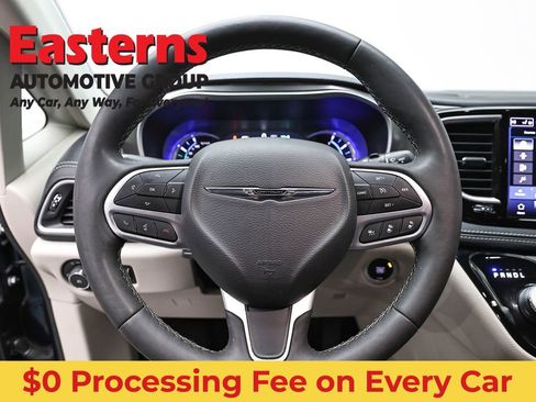 Used 2023 Chrysler Pacifica Touring-L FWD image 10