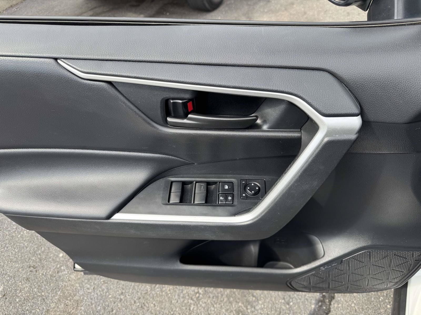 Used 2021 Toyota RAV4 LE AWD/4WD image 14