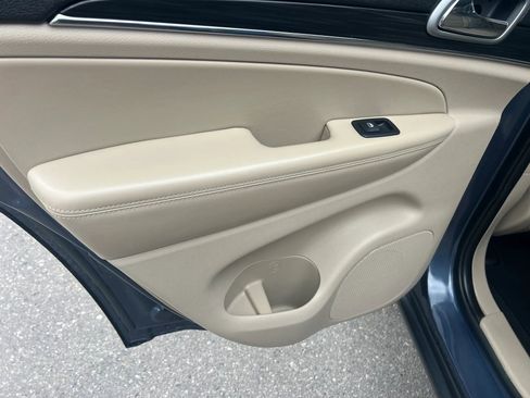 Used 2019 Jeep Grand Cherokee Limited AWD/4WD image 18