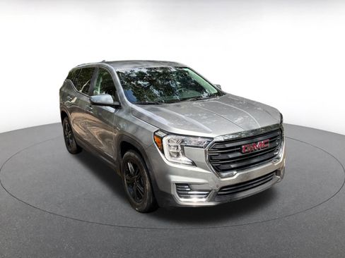 Used 2024 GMC Terrain SLE FWD image 1