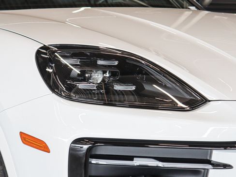 Certified 2026 Porsche Cayenne AWD/4WD image 25