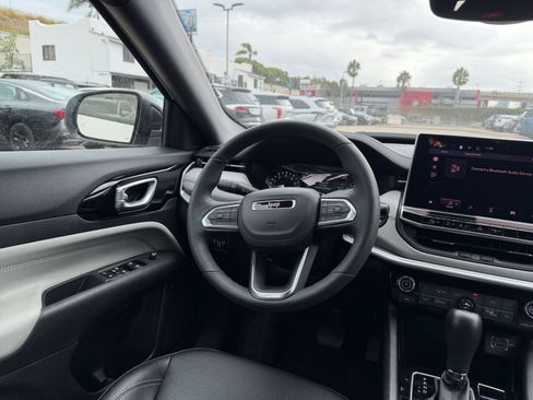 Used 2025 Jeep Compass Limited image 34