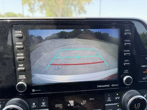 Used 2021 Toyota Highlander XLE FWD image 20