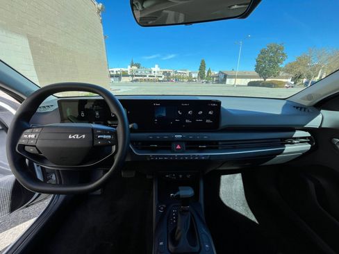 Used 2025 Kia K4 LXS image 32