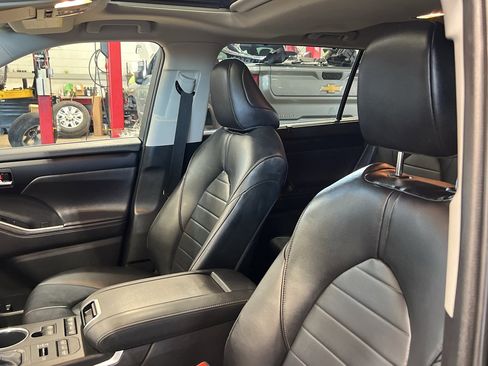 Used 2020 Toyota Highlander XLE image 15